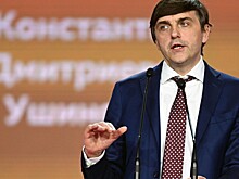 Глава Минпросвещения подарил дочери на 15-летие кнопочный телефон