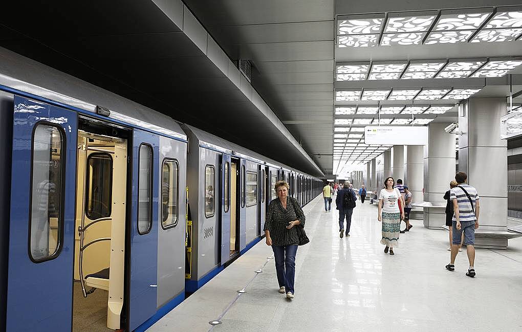 Восемь станций "фиолетовой" ветки метро закрылись в Москве