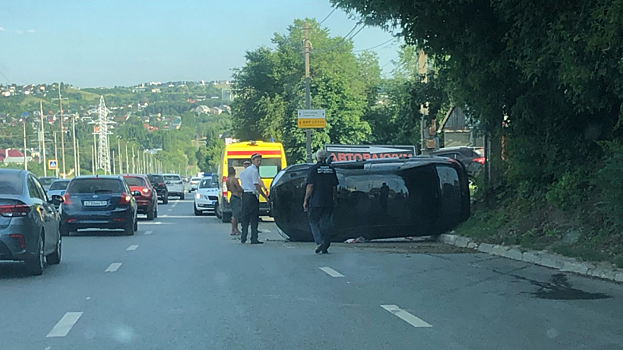 Рядом с рестораном «Феро» перевернулись два автомобиля. Видео