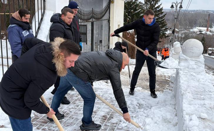 Мэр Курска вместе с активистами расчистил лестницу на улице Мирной