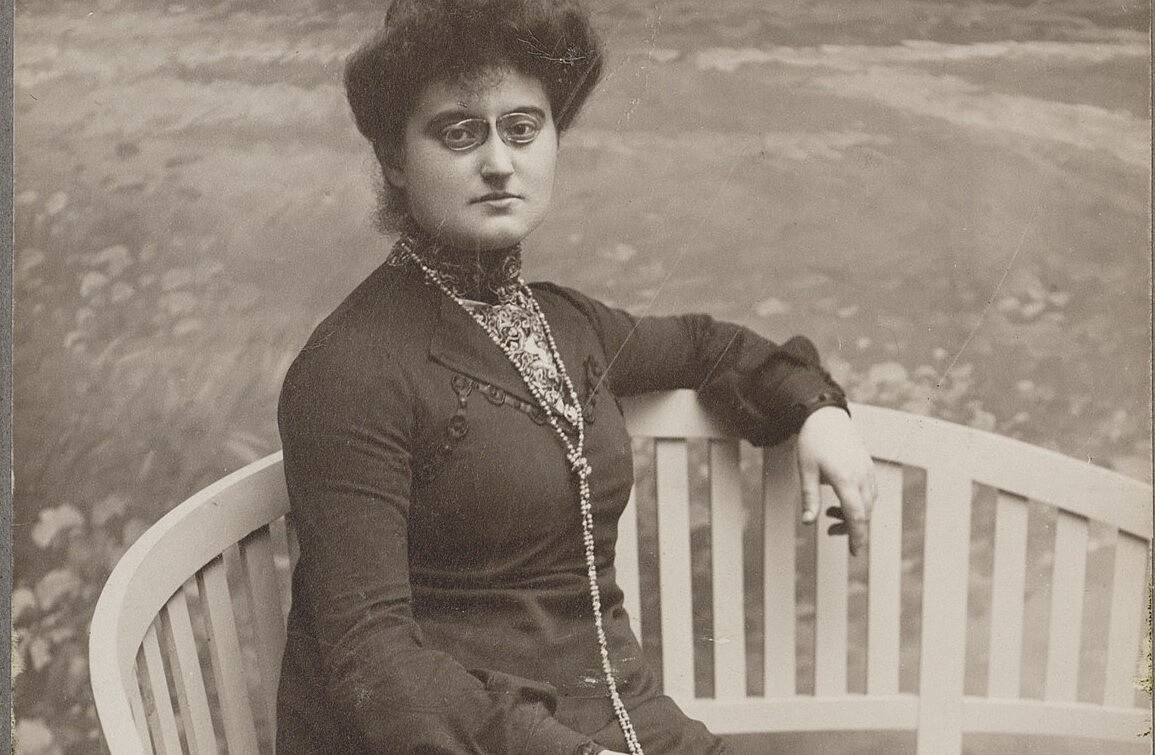 18 первая женщина