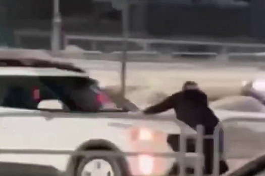 В Челябинске виновник аварии скрылся с места происшествия с пострадавшим на капоте