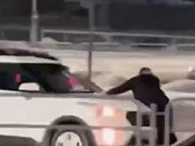 В Челябинске виновник аварии скрылся с места происшествия с пострадавшим на капоте