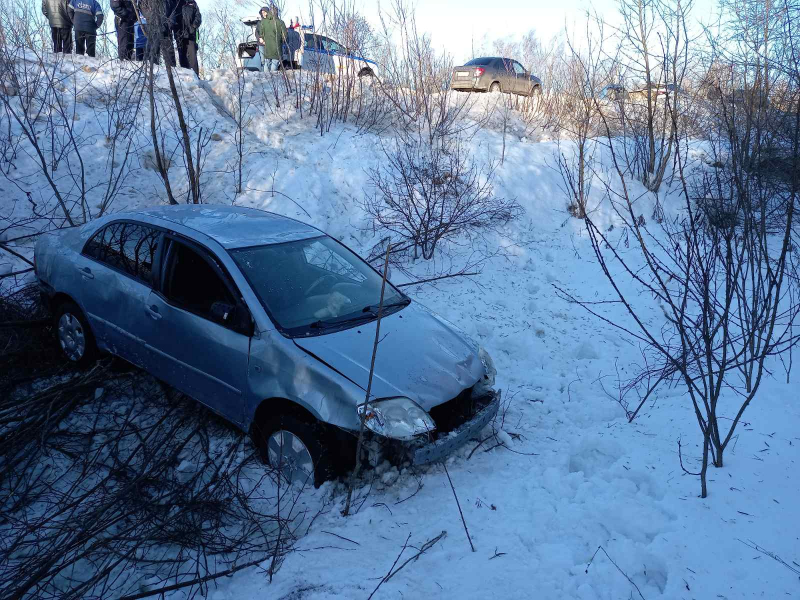 Автомобиль съехал в кювет из-за брызг от попутки в Дзержинске