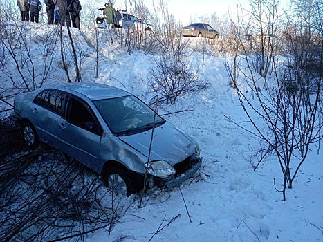 Автомобиль съехал в кювет из-за брызг от попутки в Дзержинске