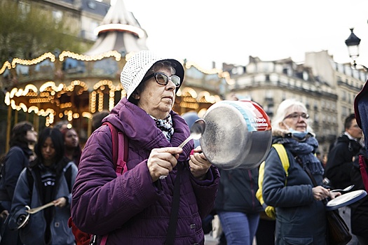 Во Франции в годовщину переизбрания Макрона прошел "марш пустых кастрюль"