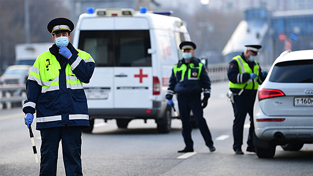 В Москве водитель Tоyota въехал в остановку с людьми