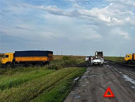 В Кинель-Черкасском районе КамАЗ, пересекавший дорогу в полях, снес "Оку"