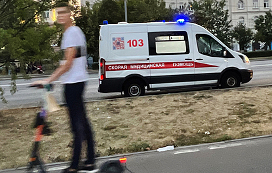 Двое москвичей на одном самокате сбили женщину с коляской