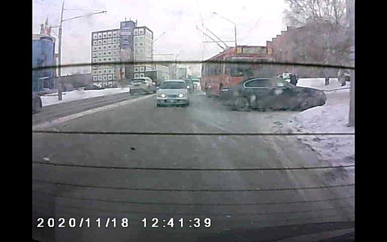 Троллейбус столкнулся с легковушкой в Кемерове