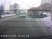 Троллейбус столкнулся с легковушкой в Кемерове