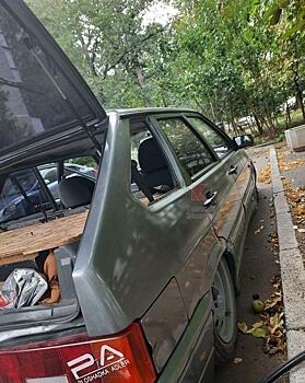 В Краснодаре неизвестные крадут из автомобилей аудиосистемы и аккумуляторы