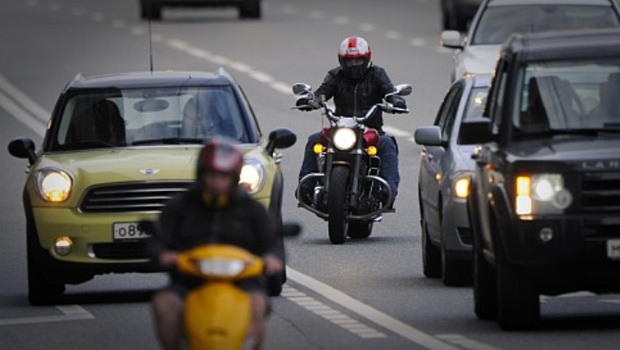 Мотоциклисты просят отменить штраф за езду между рядами