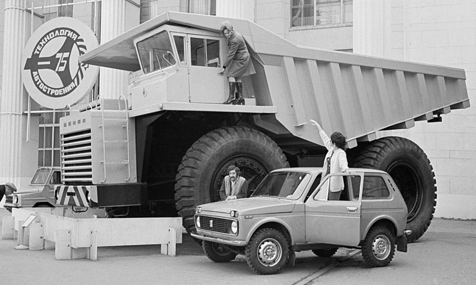 Демонстрация автомобиля повышенной проходимости ВАЗ-2121 "Нива" для индивидуального пользования в условиях сельской местности, 1975 год