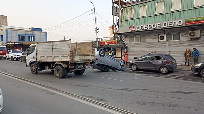 Иномарка легла на крышу после жесткого ДТП с грузовиком во Владивостоке