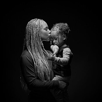 «А это безопасно?»: Алиша Киз удивила странными дредами сына