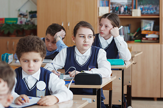 Россияне рассказали о "бешеных поборах" в школах