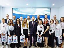 Глава Рязанской облдумы Аркадий Фомин вручил паспорта школьникам