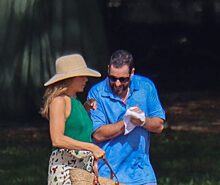 Соломенная шляпа и юбка с глубоким разрезом: 52-летняя Дженнифер Энистон замечена с Адам Сэндлером на Гавайях