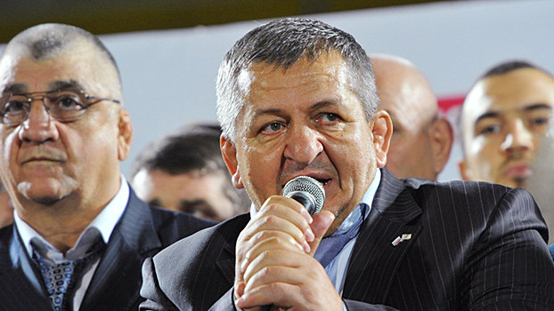 Отец Нурмагомедова рассказал, почему Макгрегор отказался ехать в Дагестан