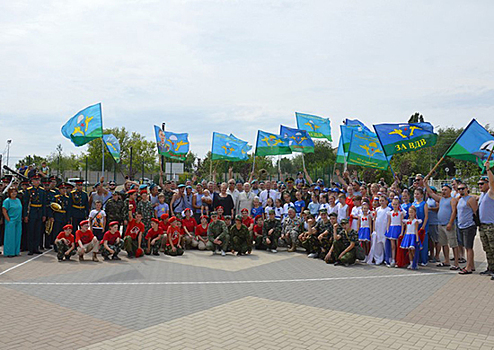 Военнослужащие ЮВО и юнармейцы в День ВДВ приняли участие в церемонии открытия памятника десантникам всех поколений
