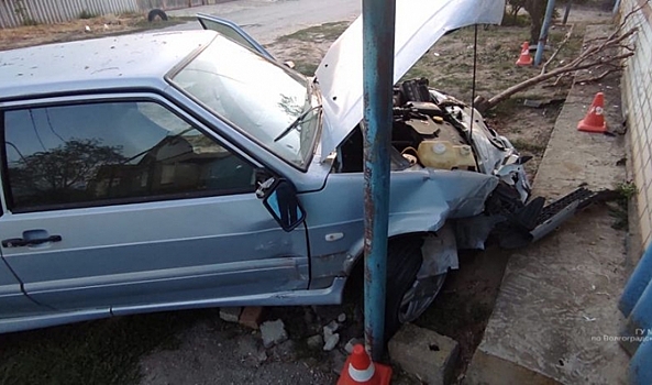 В Волгоградской области нетрезвый водитель угнал машину и врезался в дом