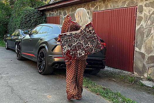 «Русский колхоз»: Ивлееву высмеяли за сумку «из ковра»