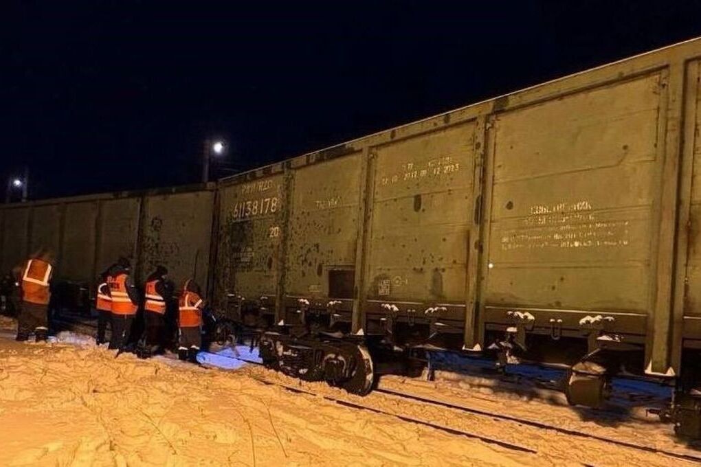 Товарный поезд сошел с рельсов в российском городе