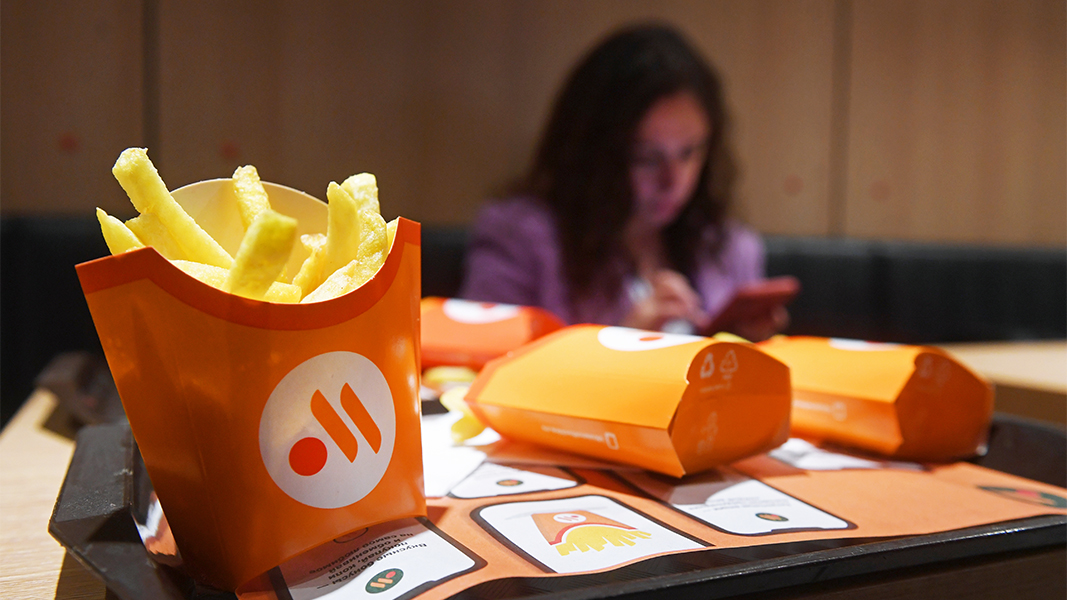 Плюнувшего в бургер экс-сотрудника Вкусно  и точка призвали проверить на опасные заболевания