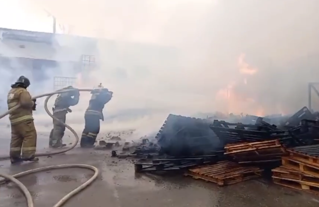 Пожар на заводе в Азове ликвидировали полностью