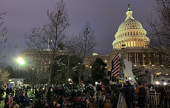 Демонстранты отказались покидать район Конгресса США с наступлением комендантского часа
