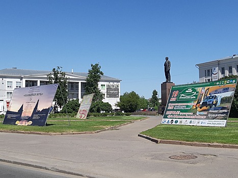 Руководитель УФАС насчитала на главной площади Пскова 6 незаконных баннеров