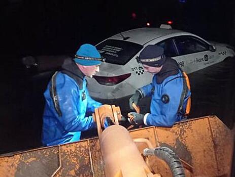 Под Самарой водитель и пассажирка оказались заблокированы в затопленном такси