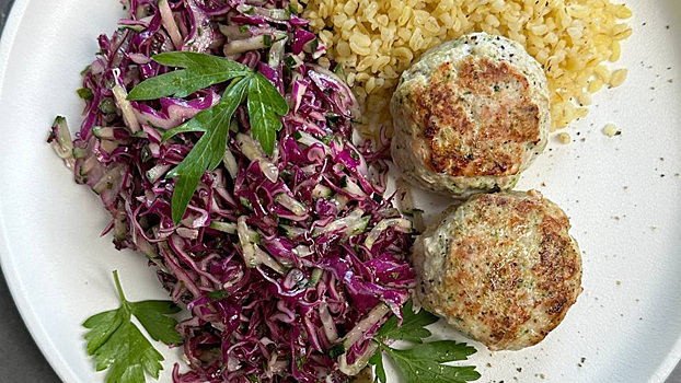 Простые и сочные котлеты из индейки и брокколи