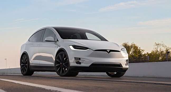 Tesla Model X разбила открытую дверь об автобус