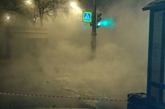 Во Фрунзенском районе Петербурга прорвало трубу с горячей водой