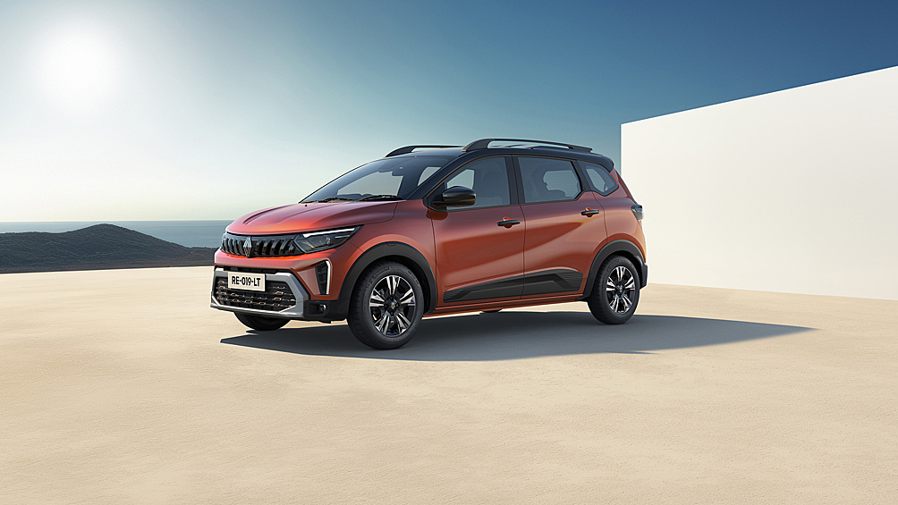 Renault представила обновлённую версию своего самого компактного минивэна. При длине всего 3,9 метра (даже меньше хэтчбека Clio) автомобиль удивительным образом вмещает три ряда сидений для семи пассажиров. Модель получила современный дизайн с узкой решёткой радиатора и светодиодной оптикой. В салоне появились 8-дюймовый сенсорный экран и цифровая приборная панель. Техническая начинка осталась прежней — 1,0-литровый трёхцилиндровый двигатель мощностью 71 л.с. с механической или роботизированной трансмиссией.