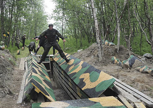 В честь Дня ВМФ на Северном флоте состоялась гонка по пересечённой местности с препятствиями «Заполярный рубеж»