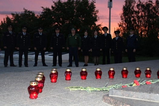 Полицейские, ветераны МВД и члены Общественного совета в Калининградской области приняли участие в акции «Свеча памяти»