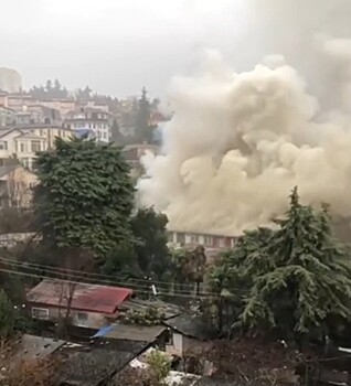 Двух человек спасли из горящего барака в Сочи