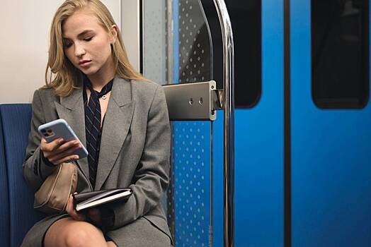 Пассажиры столичной подземки стали реже читать и больше работать