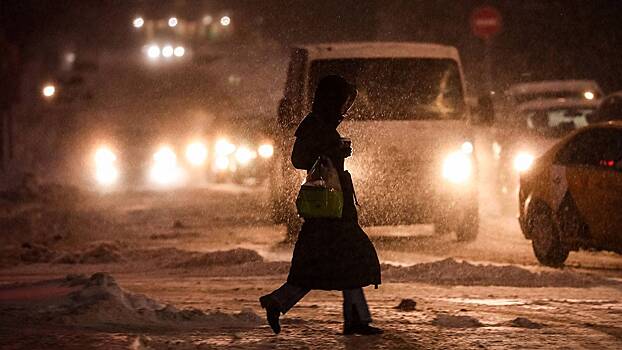 Столичных водителей призвали соблюдать дистанцию на дорогах на фоне снегопада