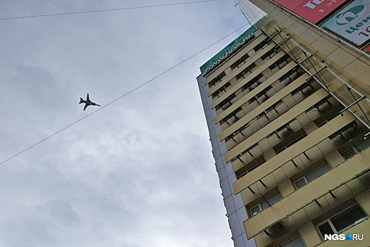 Над Новосибирском пролетел стратегический бомбардировщик