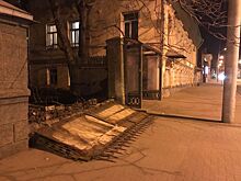 Рухнувший забор на главной улице Костромы шокировал горожан