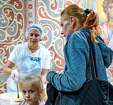 Спасти еду: москвичка кормит нуждающихся излишками еды в кафе
