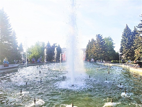 Главный фонтан Челябинска освободили от зимних «оков»