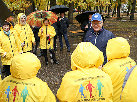Пензенский губернатор начал Международный день пожилых людей со скандинавской ходьбы