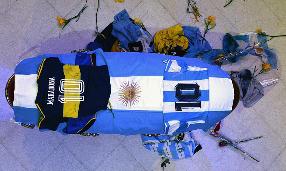 Церемония прощания с легендарным футболистом Диего Марадоной началась в официальной резиденции президента Аргентины. Об этом сообщает Чемпионат.com
