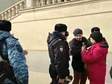Силовики задержали общественных активистов на центральной площади Махачкалы