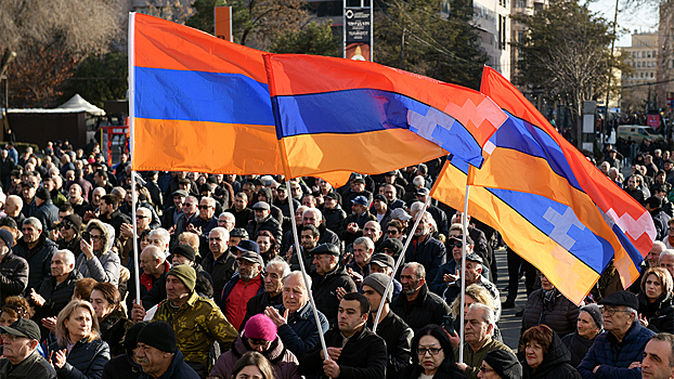 Трудовые мигранты перекрыли трассу в Армении